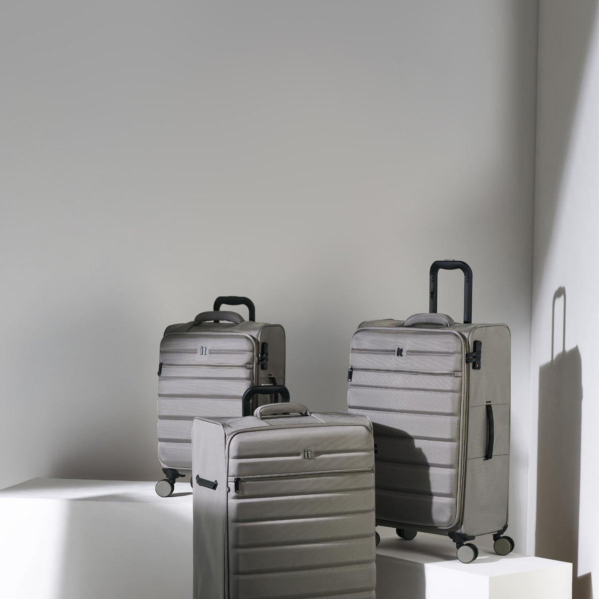 IT Luggage Census - Large (Grey Skin)