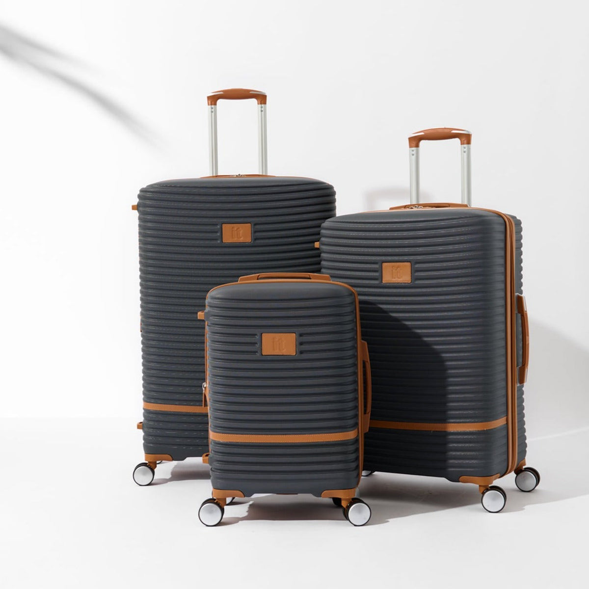 IT Luggage Replicating - Medium Plus (Charcoal)